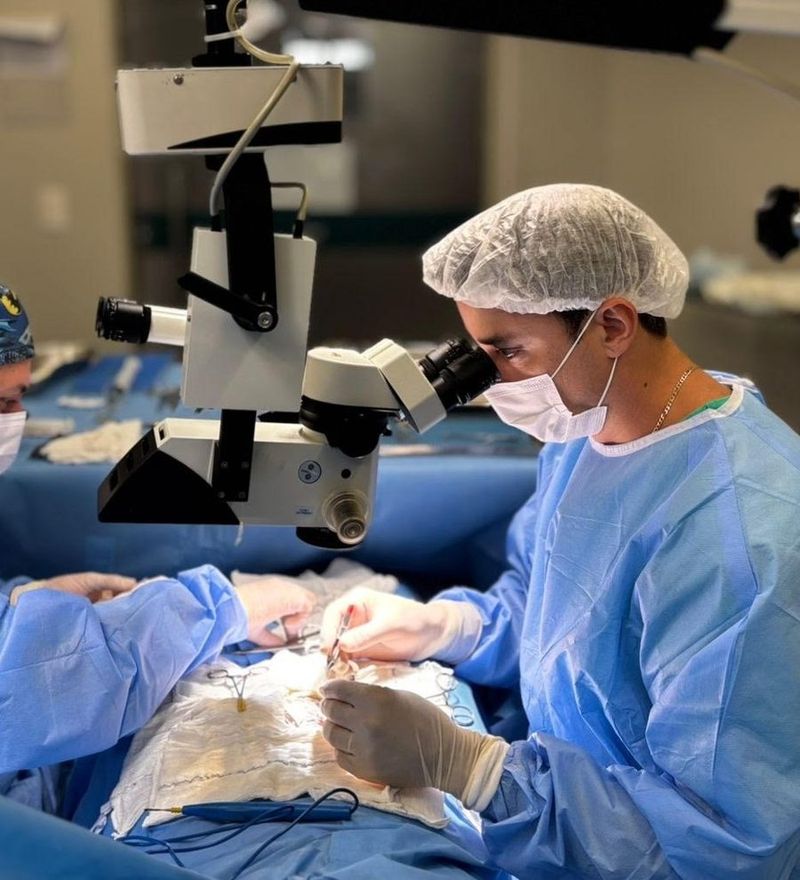 Dr. João Cunha Thomaz realizando Micro-TESE com microscópio cirúrgico em Vitória-ES