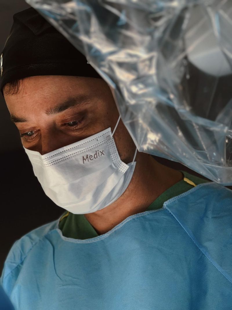 Dr. João Cunha Thomaz no centro cirúrgico — recuperação de espermatozoides em Vitória-ES